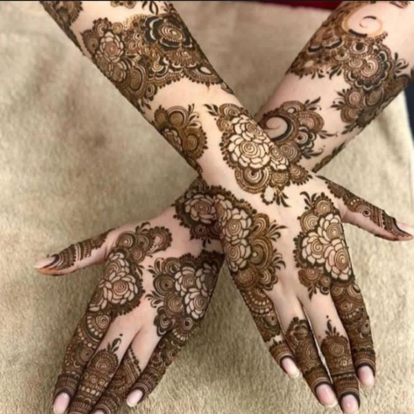 Cover photo of Henna Artist (فنانة الحناء)
